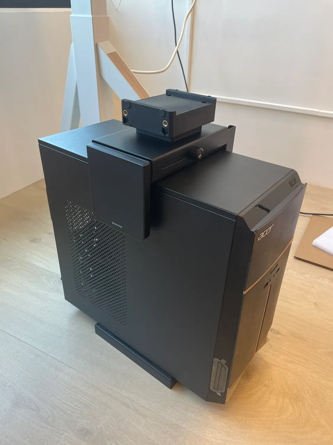將主機架套在電腦主機上，確認機殼尺寸是否合適