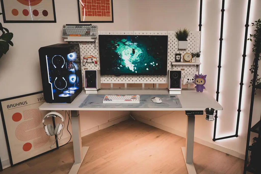 Bifrost Elite升降桌工作區，搭配燈光主機、螢幕、鍵盤與洞洞板收納系統，營造科技感十足又整齊的電腦桌配置。