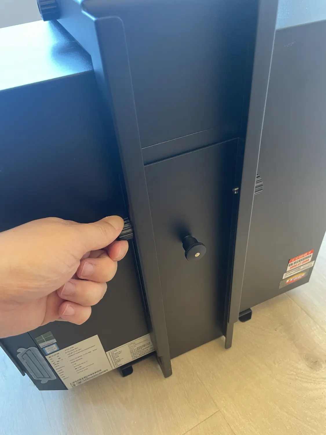 旋緊主機架側邊旋鈕，加強固定