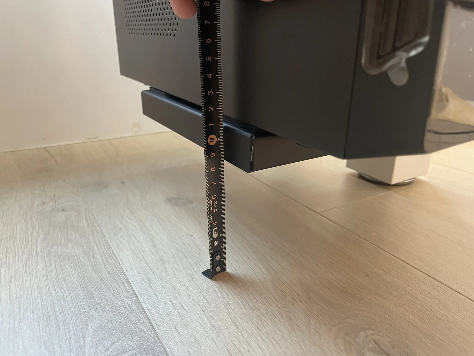 使用尺確認主機架與地面保留足夠距離