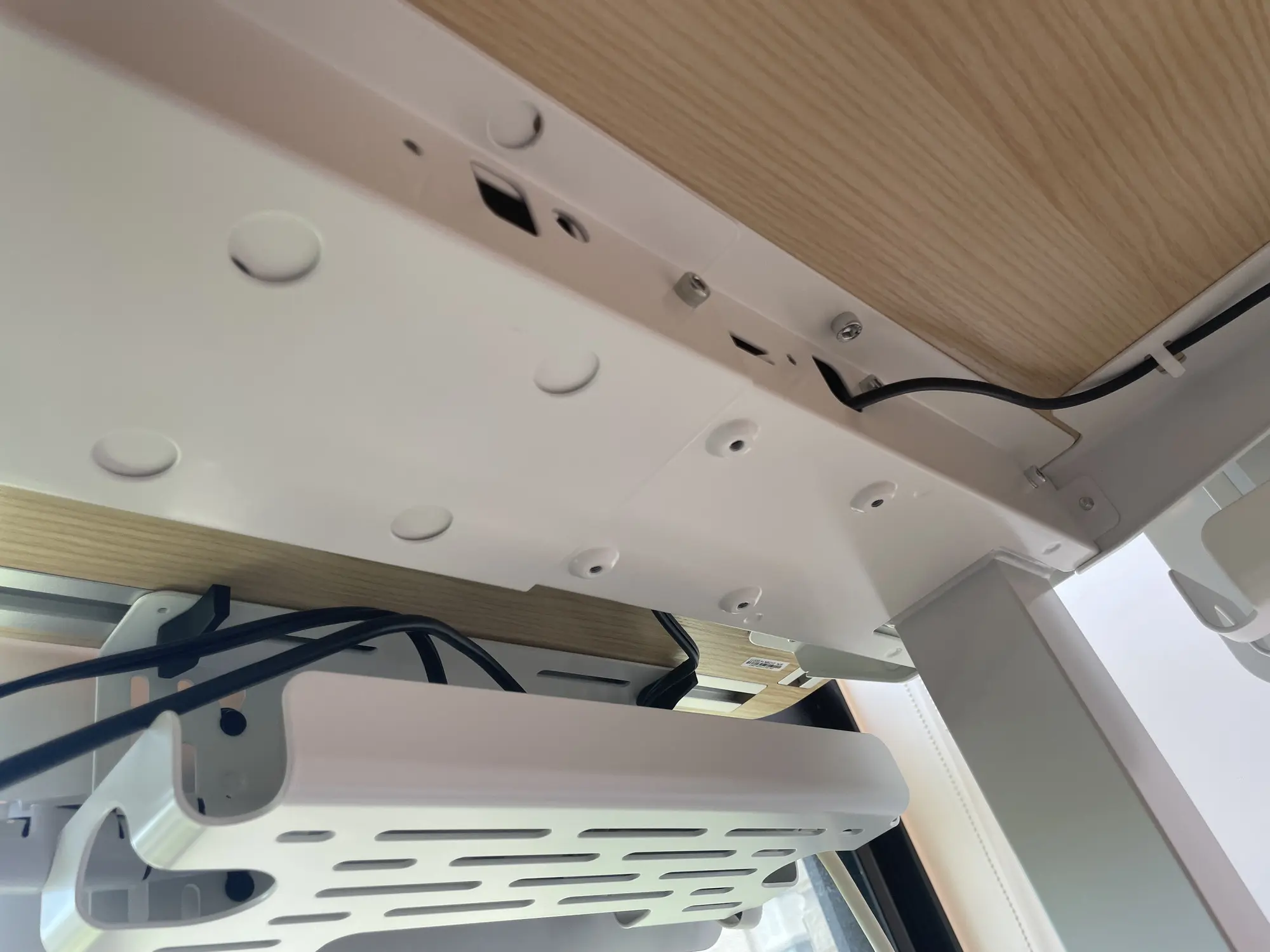 Revon Elite 升降桌桌底的主機架預留孔位