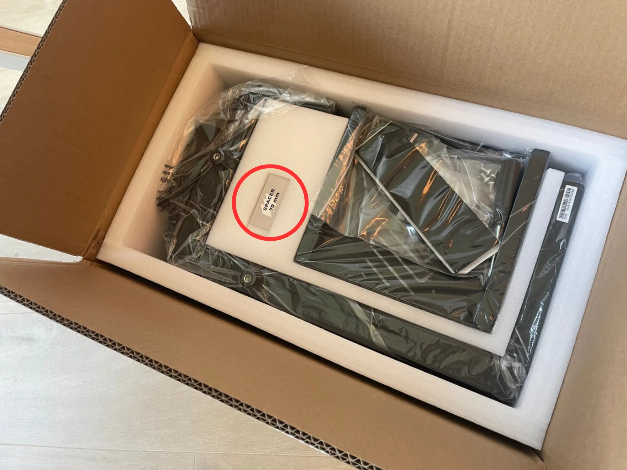 包裝內的 10 mm 間隔泡棉，用於搭配轉接跨架安裝