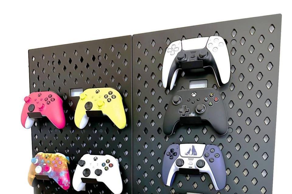 Pannello forato da parete Dezctop utilizzato per organizzare e mostrare controller da gaming con supporti dedicati.